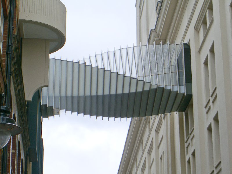 CIMG1742.jpg - Royal Opera House Pedestrian Bridge over Floral Street, view from James St