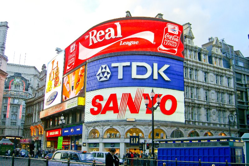 CIMG1984.jpg - Picadilly Circus