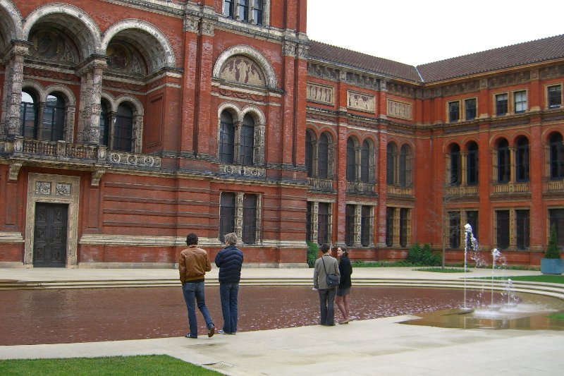 CIMG1790.jpg - Victoria and Albert Courtyard area