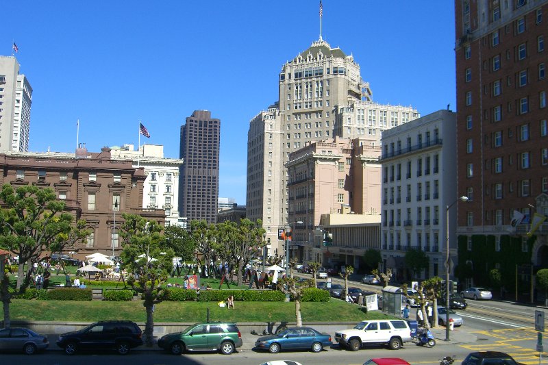 CIMG6409.JPG - Huntington Park on Nob Hill, Pacific-Union Club Library (background left), Bank of America building (center background), Mark Hopkins  (background, center/right)