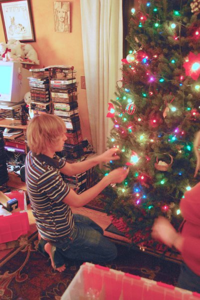 DSC_1899_edited-1.jpg - Decorating the Christmas Tree