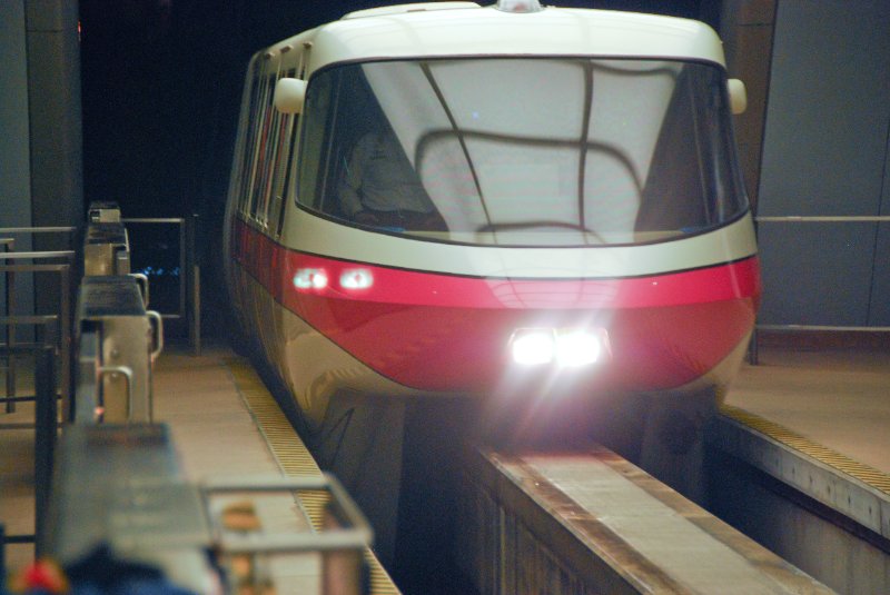 DisneyWorld022709-3073.jpg - Monorail Pictures heading back from Epcot