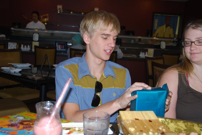 MikeBDay09-7976.JPG - Mike's 18th Birthday