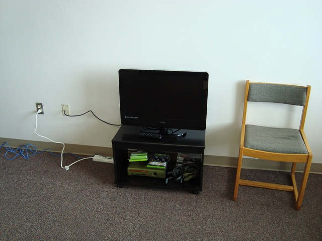 MikeUSCMoveInDay081509-2.jpg - Mike moves into Bates West residence hall at University of South Carolina