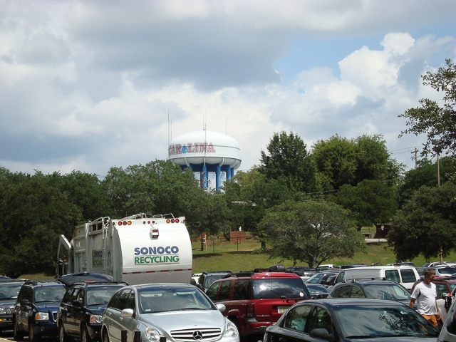 MikeUSCMoveInDay081509-9.jpg - Crowed parking lot in front of Mike's residence hall, on move in day.