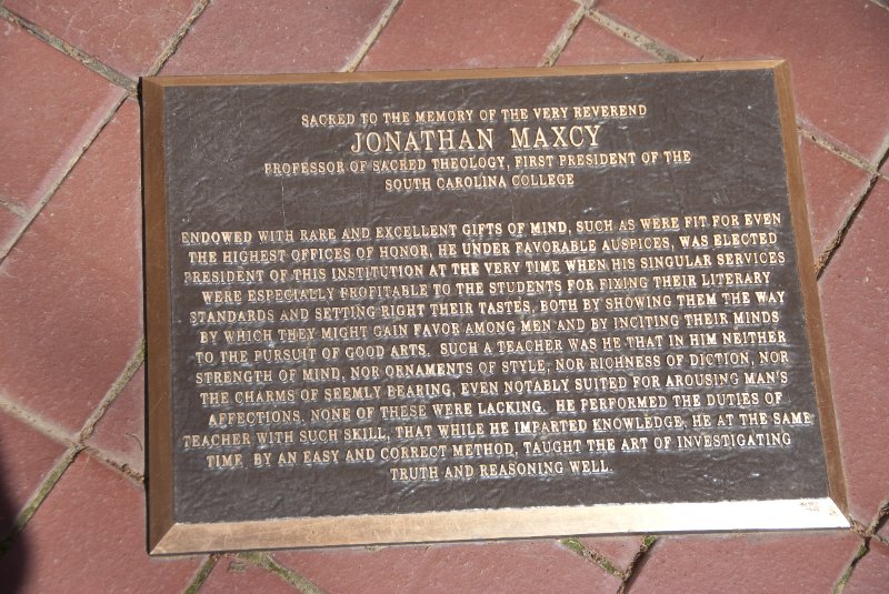 USC040409-4624.jpg - Maxcy Monument