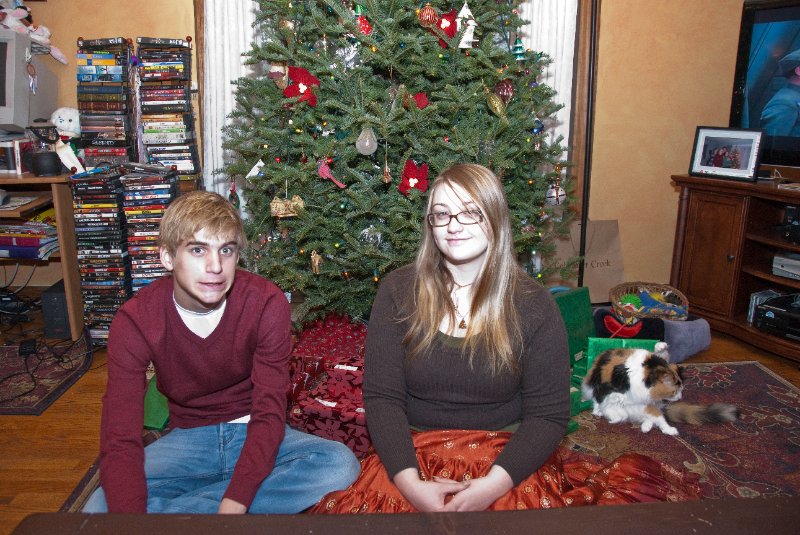 DSC_0534.jpg - MIke and Liz -- Getting Ready for Xmas Eve at the Grandparent's House
