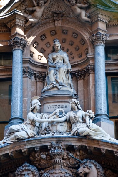 Sydney090209-9208.jpg - Queen Victoria Statue, No. 1 Martin Place