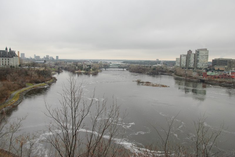 DSC_0291.jpg - Looking Southwest on Ottawa River. Portage Bridge. Supreme Court of Canada (left edge)
