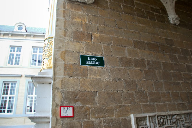 Bruge021710-1642.jpg - The Burg Square: Blinde-Ezelstraat, walking under the Old Recorder's House