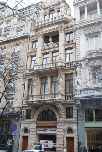 Brussels021510-1198.jpg - Hier is in den Kater en de Kat sign on top of the t-interim