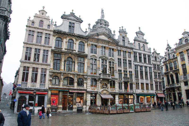 Brussels021310-0918.jpg - Le Cerf volant, Joseph et Anne (sous une seule façade), L'Ange, La Chaloupe d'or, Le Pigeon, Le Marchand d'or (right to left) in Grand Place