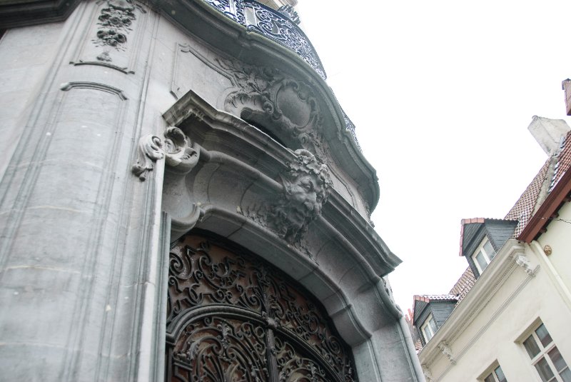 Brussels021310-0945.jpg - Building at the corner of Rue de L'Etuve / Rue du Chene near Manneken Pis