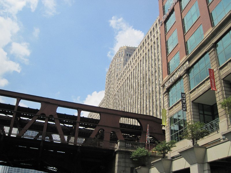 IMG_1851.jpg - 325 N Wells (Kimball Office), Merchandise Mart, Wells St Bridge, heading West