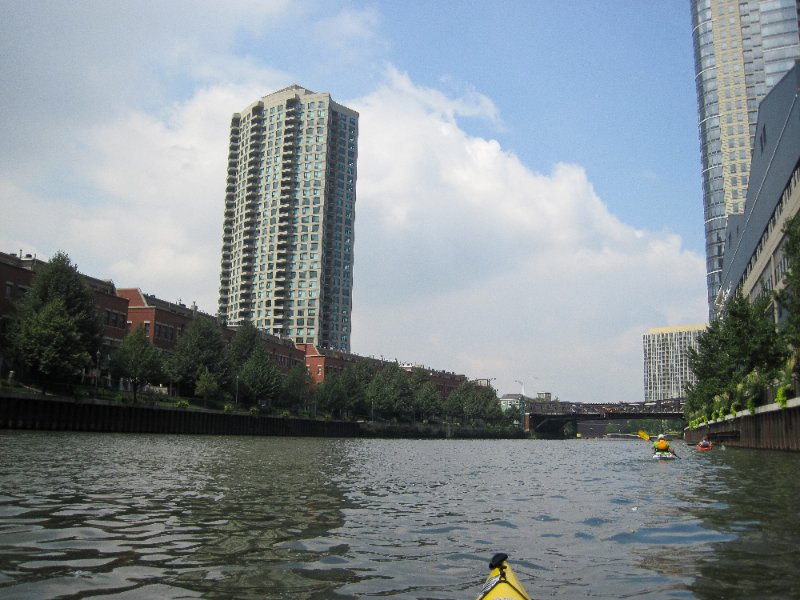 IMG_1854.jpg - Kinzie Park Tower (left). East Bank Club and Kingbury Plaza (right edge), heading North to Ohio St