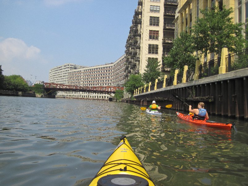 IMG_1858.jpg - Heading North to Chicago Ave bridge. Montgomer Ward Administration Building (right) and Catalog House (center)