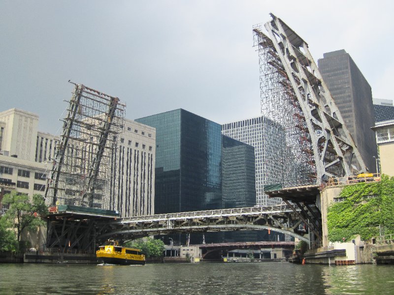IMG_1823.jpg - Congress Parkway Bridge. old Post Office building (left, white), 300 South Riverside Plaza (left curved). 300 South Wacker Drive (right, brown))