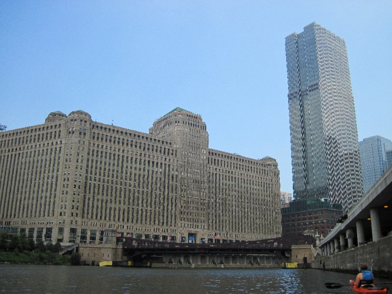 IMG_1837.jpg - Merchandise Mart, 300 North LaSalle, 321 North Clark (right edge), heading West toward Franklin Street bridge