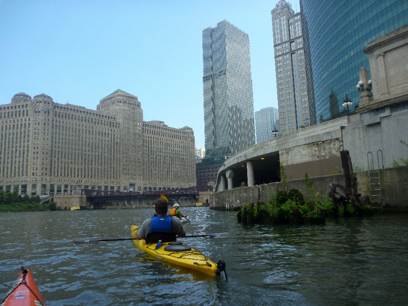 P1000949.jpg - Turning East, near 333 Wacker Drive building. Merchandise Mart across the river