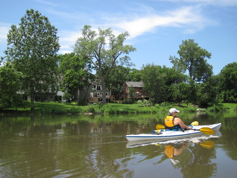 IMG_1136.jpg - Houses along the West bank of the Fox River, just North of Geneva Dam