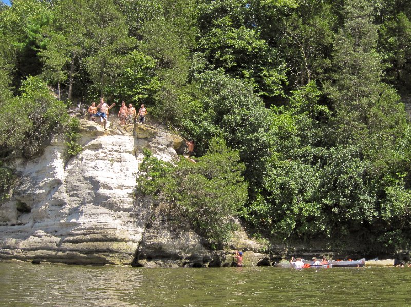 IMG_1478.jpg - Divers from cliffs splashing into Fox River