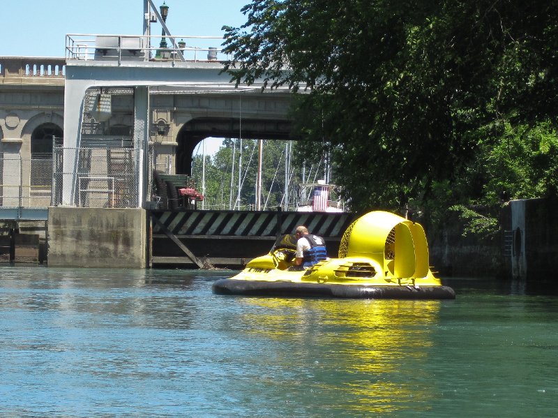 IMG_1256.jpg - Hover Craft at the Wilmette Locks