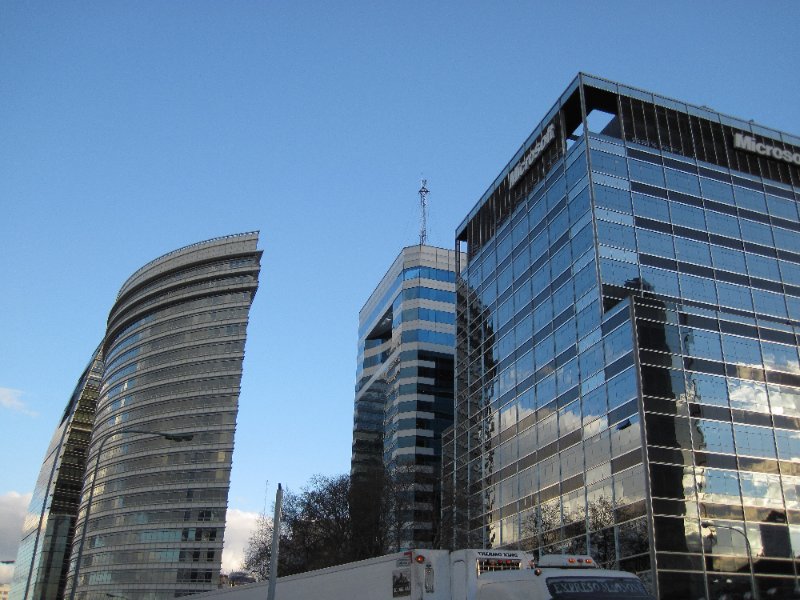 BuenosAires080210-1533.jpg - Edificio Republica (left), Edificio Fortabat (mid background), Edificio Microsoft (right)