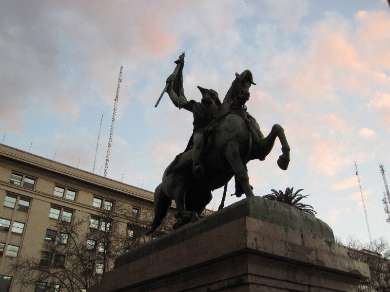 BuenosAires080210-1613.jpg - Monumento ecuestre al General Manuel Belgrano, Casa Rosada (background)