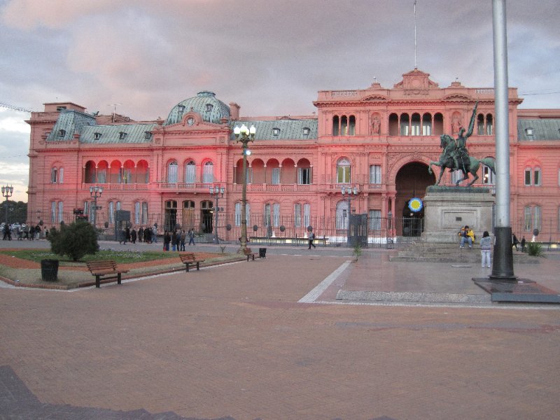 BuenosAires080210-1619.jpg - Casa Rosada. Monumento ecuestre al General Manuel Belgrano (right edge)