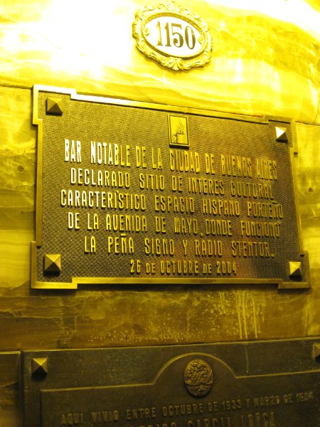 BuenosAires080210-1650.jpg - Bar notable de la Ciudad de Buenos Aires declarado sitio de interes cultural caracteristico espacio hispano porteno del al Avenida de Mayo, donde funcionu la pena signo y radio stentor. 26 de Octubre de 2004