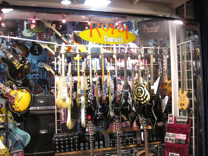 BuenosAires080210-1668.jpg - Walking East on Sarmiento, lots of Musical Instrument stores: Royal Concert
