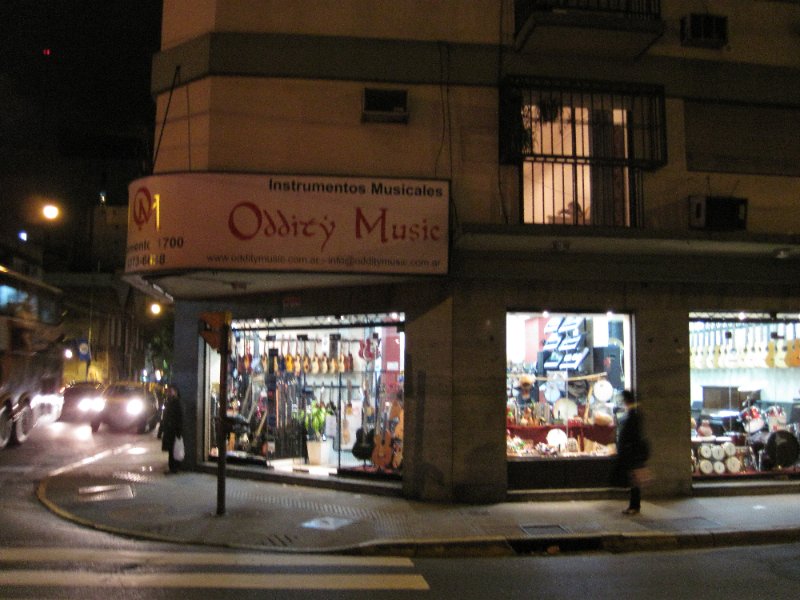 BuenosAires080210-1670.jpg - Walking East on Sarmiento, lots of Musical Instrument stores: Oddity Music