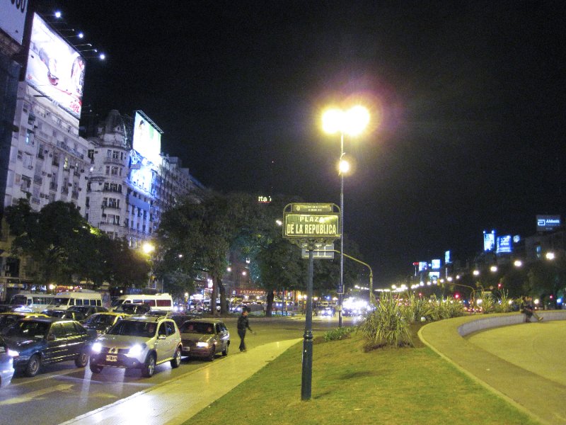 BuenosAires080210-1679.jpg - Plaza de la Republica