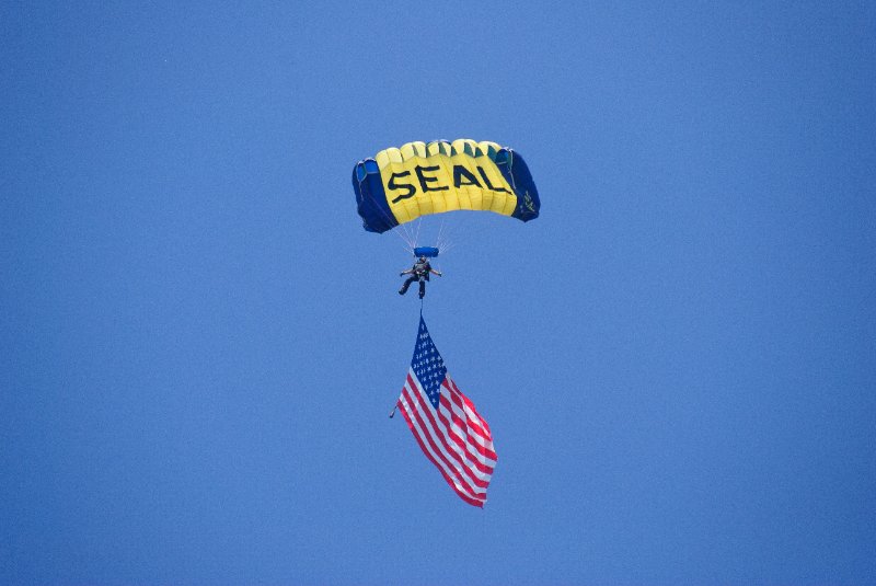 ChicagoAirShow081510-4515.jpg - US Navy Parachute TEam Leap Frogs