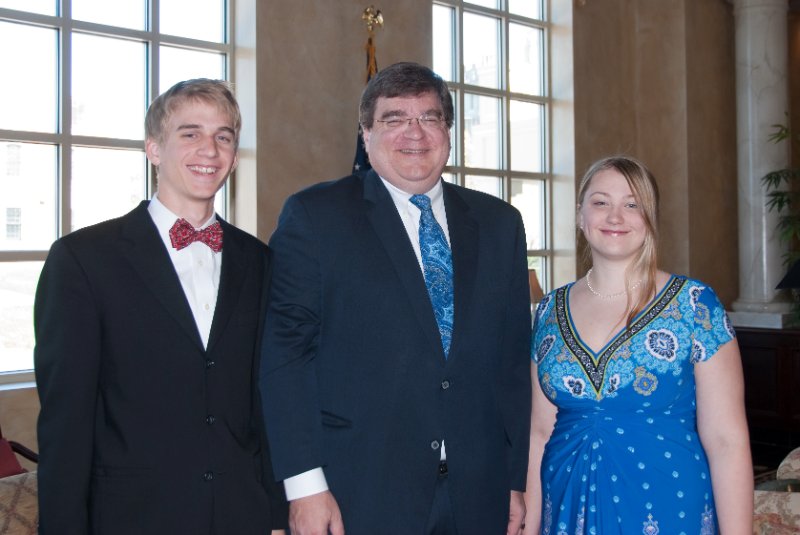 Syracuse041010-2162.jpg - An hour before the Mo and Tyson's wedding.  Pictures taken in the lobby of the Genesee Grande Hotel