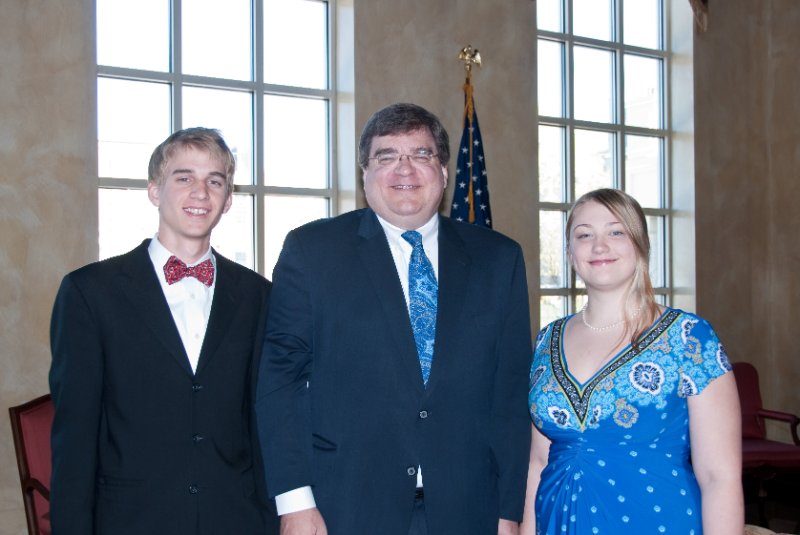 Syracuse041010-2163.jpg - An hour before the Mo and Tyson's wedding.  Pictures taken in the lobby of the Genesee Grande Hotel