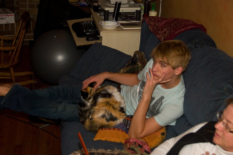 Xmas2010-7264.jpg - Decorating the Christmas Tree