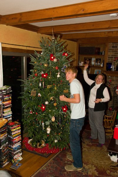 Xmas2010-7261.jpg - Decorating the Christmas Tree