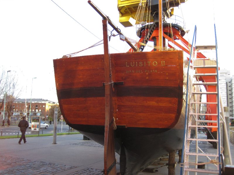BuenosAires080210-1575.jpg - Luisito II, Mar del Plata, sitting on the Bulevar Macacha Güemes bridge
