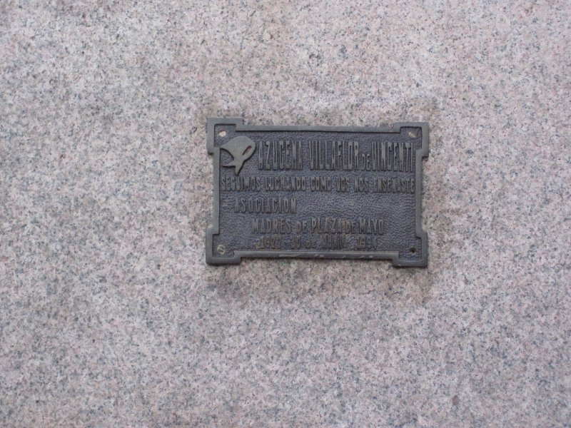 BuenosAires080210-1611.jpg - Azucena Villaflor de Vincenti, Seguimos lucmando como vos nos ensenaste asociacion, Madres de Plaza de Mayo, 1977, 30 de Abril, 1994.