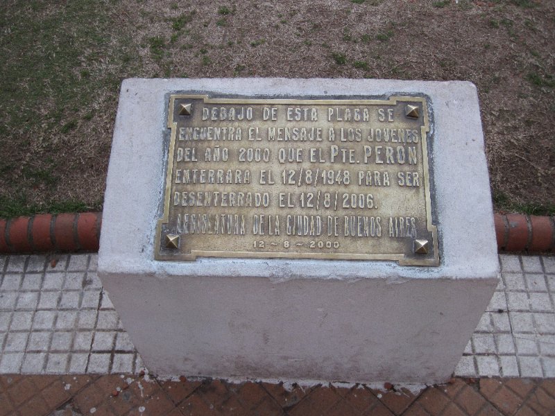 BuenosAires080210-1618.jpg - Plaque on the Plaza de Mayo: Debajo de esta placa se encuentra el mensaje a los jovenes del ano 2000 que el Pte. Peron enterrara el 12/8/1948 para ser desenterrado el 12/8/2006, Legislatura de la Ciudad de Buenos Aires, 12/8/2000