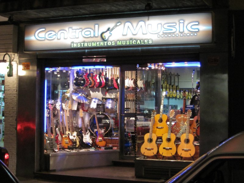 BuenosAires080210-1675nn.jpg - Walking East on Sarmiento, lots of Musical Instrument stores: Central Music