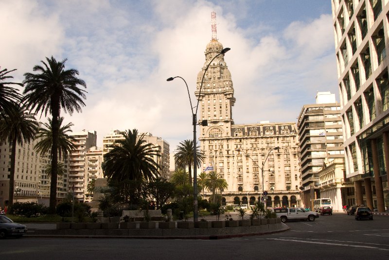 Montevideo111610-6871.jpg - Plaza Independencia, Palacio Salvo
