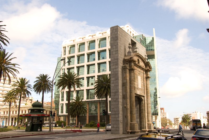 Montevideo111610-6876.jpg - Puerta de la Ciudadela, in the background Torre Ejecutiva