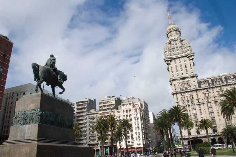 Montevideo111610-6887.jpg - Palacio Salvo, Mausoleo General José Artigas Equestrian Statue