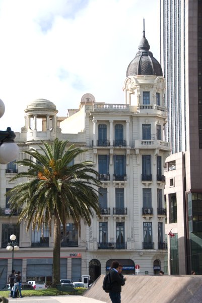 Montevideo111610-6906.jpg - Building on the Plaza Independencia