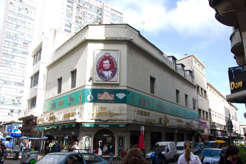 Montevideo111610-6917.jpg - Louvre Antiques Store on Sarandi