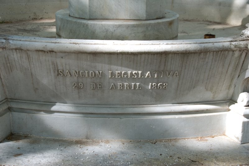 Montevideo111610-6924.jpg - Fuente de la Plaza Constitución, Sancion Legislativa 29 de Abril 1868