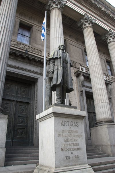 Montevideo111610-6947.jpg - Statue of Mausoleo General José Artigas  in front of Banco de la República Oriental del Uruguay