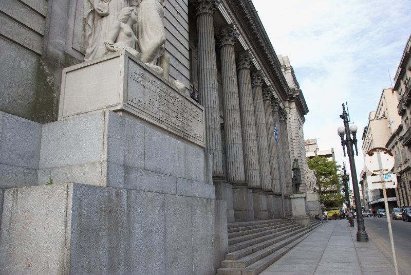 Montevideo111610-6949.jpg - Looking East on Cerrito at the Banco de la República Oriental del Uruguay